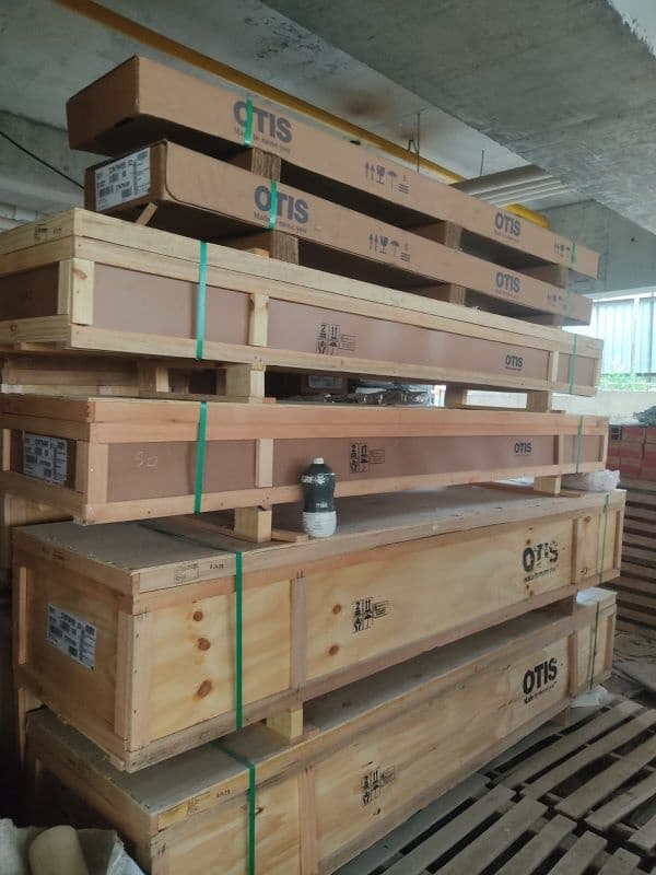 ELEVADORES AGUARDANDO A MONTAGEM