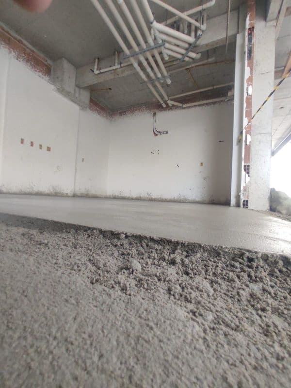 INSTALAÇÕES AÉREAS DO SEMIENTERRADO E EXECUÇÃO DE CONTRAPISO DA ACADEMIA