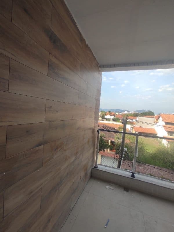 COLOCAÇÃO DE PORCELANATO AMADEIRADO NA PAREDE DA VARANDA