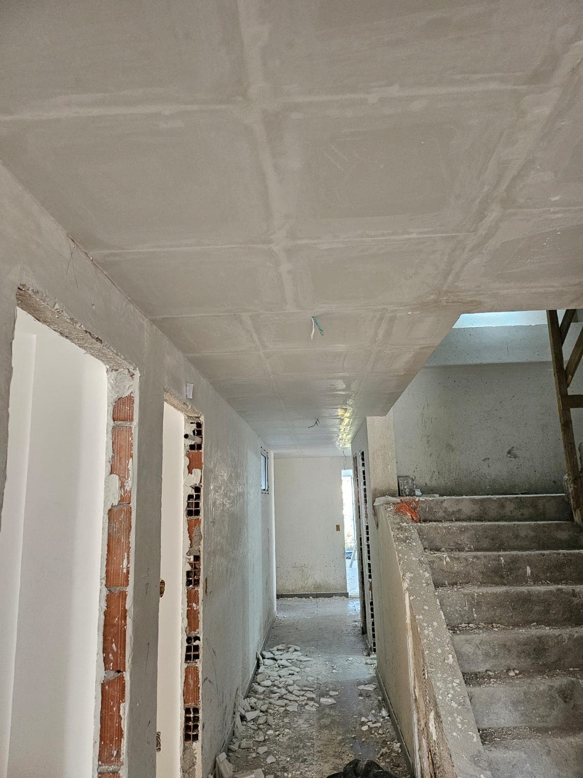EXECUTANDO O REBAIXO DE GESSO DA CIRCULAÇÃO DA COBERTURA E 3º PAVIMENTO