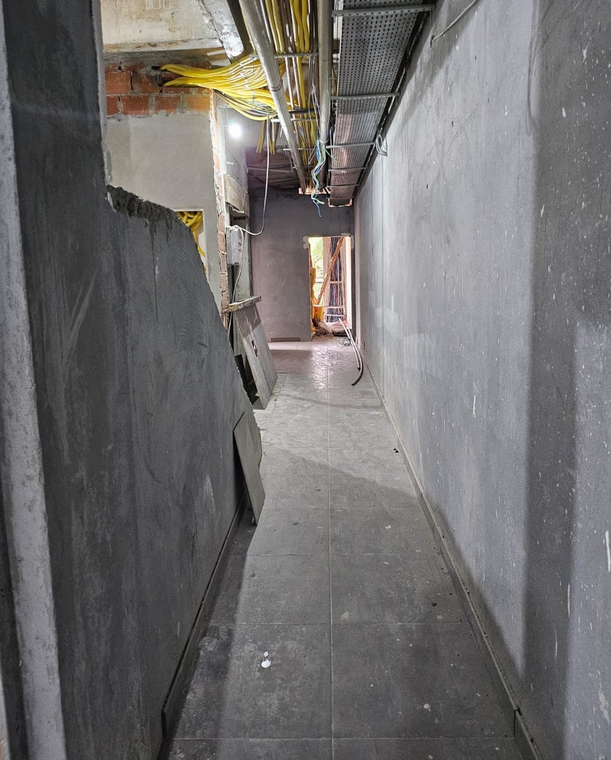 COLOCAÇÃO DE PISO DA CIRCULAÇÃO DO 1º PAVIMENTO