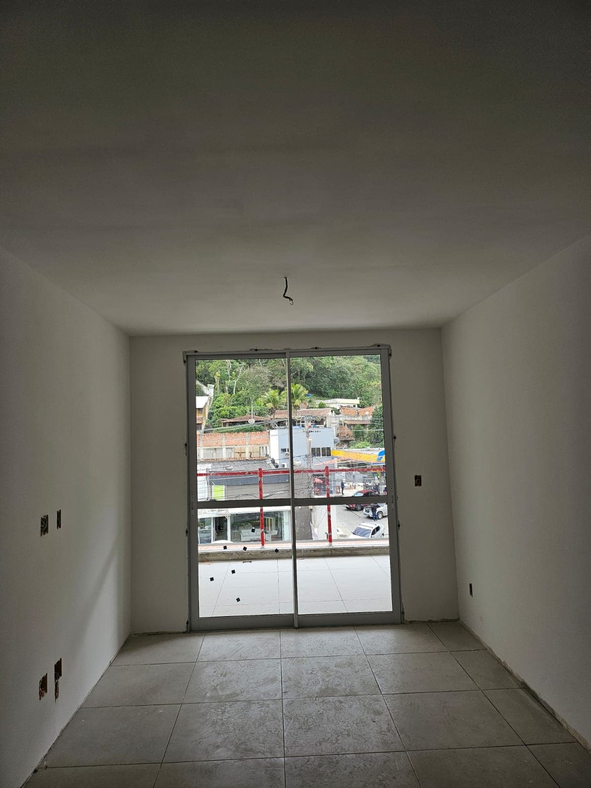 EXECUTANDO A INSTALAÇÃO DAS PORTAS DE ALUMÍNIO