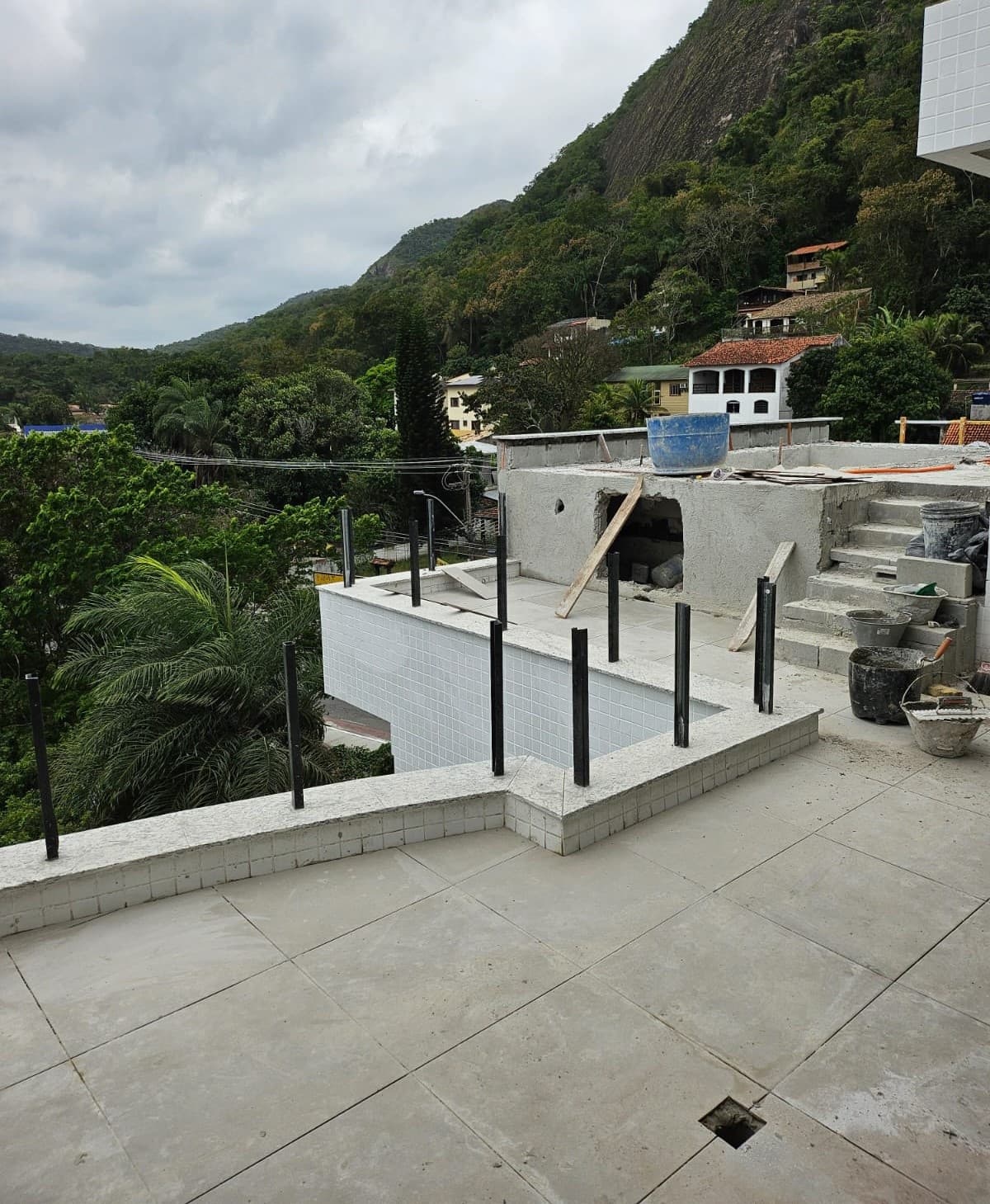 EXECUTANDO A INSTALAÇÃO DOS PONTALETES DOS GRADIS NA COBERTURA