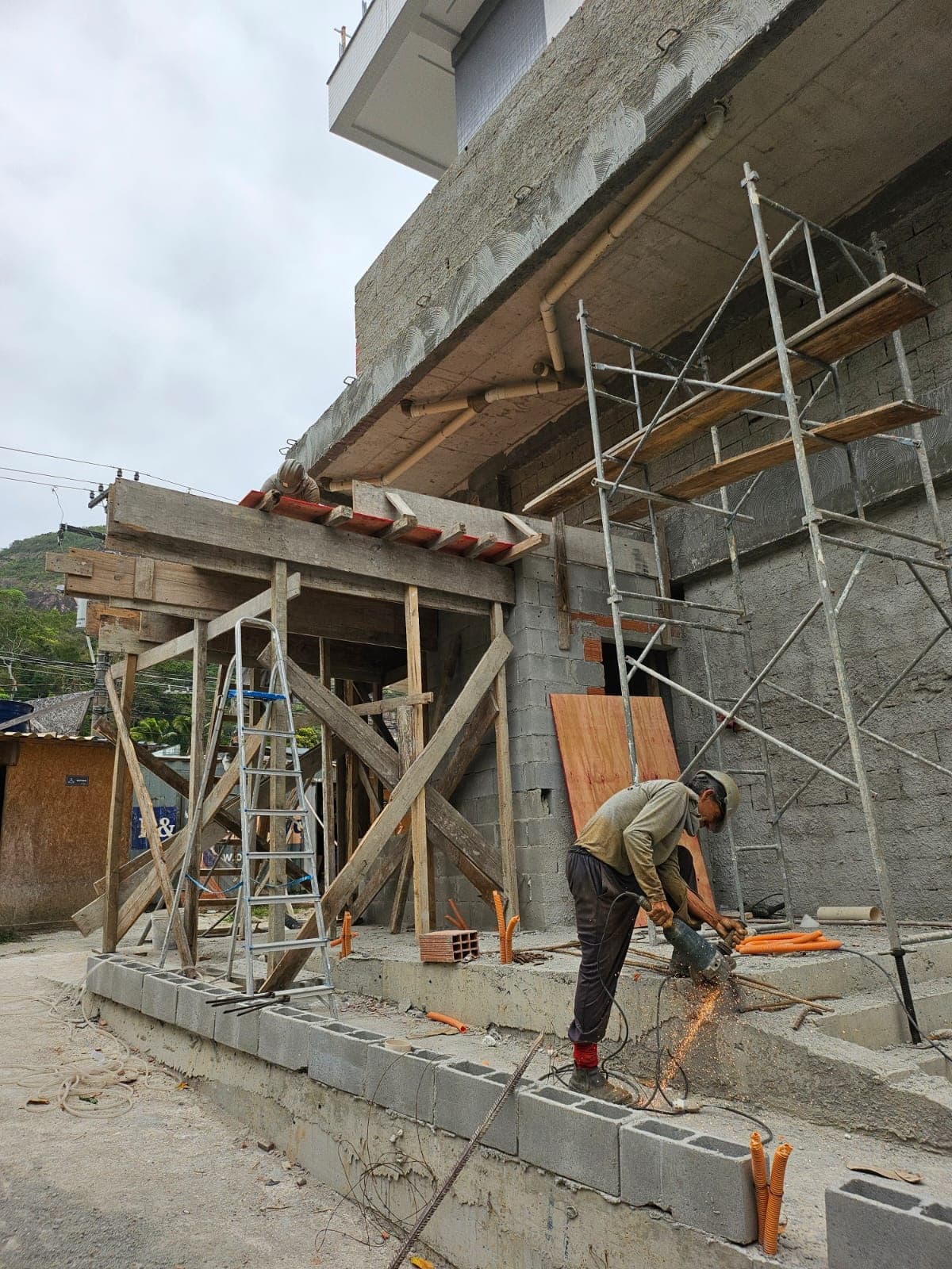 EXECUTANDO A FORMA E ARMAÇÃO DA LAJE DA GUARITA