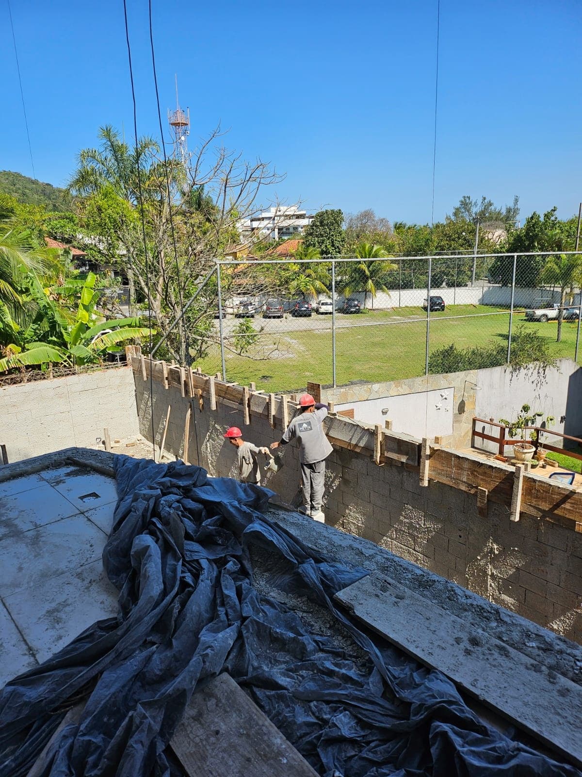 EXECUTANDO ALVENARIA ESTRUTURADA DO MURO PERIFERICO