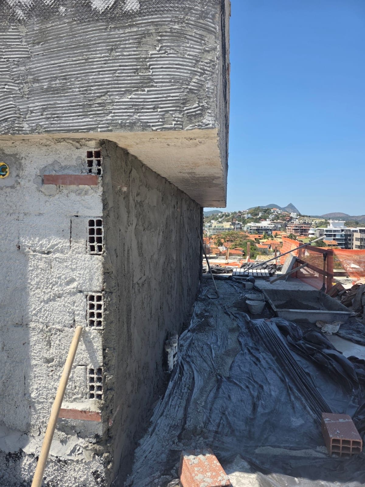 EXECUÇÃO DO EMBOÇO DO TELHADO