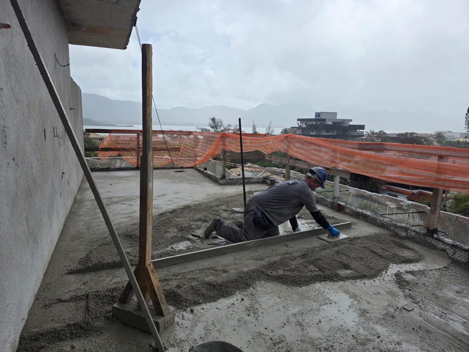 EXECUÇÃO DO CONTRAPISO DO TELHADO