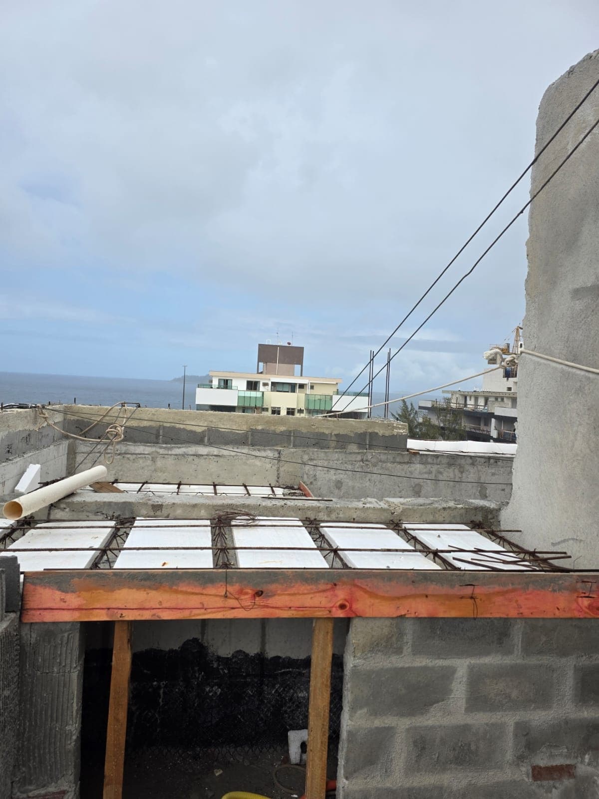 EXECUÇÃO DA ARMAÇÃO E CONCRETAGEM DOS DECKS DAS PISCINAS