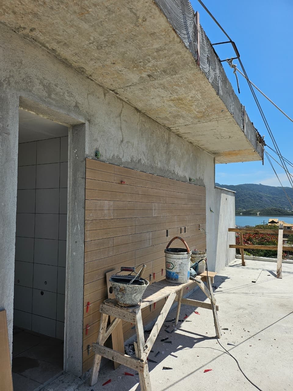 APLICAÇÃO DO REVESTIMENTO DE PAREDE