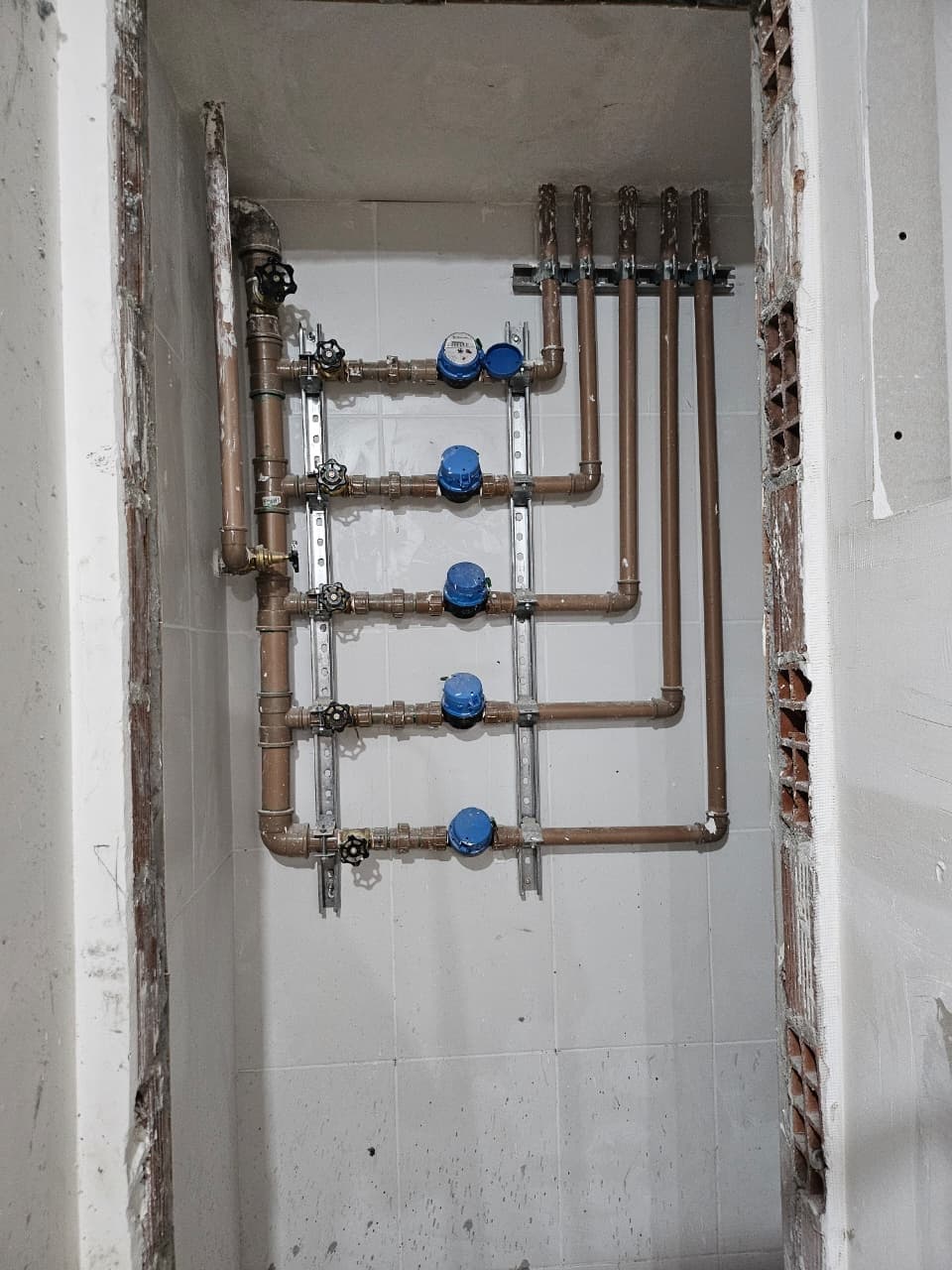 EXECUÇÃO DA INSTALAÇÃO HIDRÁULICA DOS ANDARES